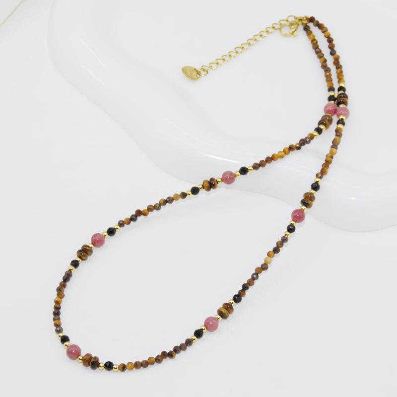 Popularny naszyjnik choker w stylu Maillarda z naturalnego kamienia, perły i tygrysiego oka, z różowymi i różanymi koralikami