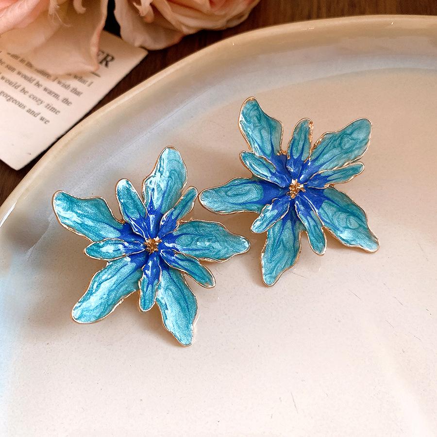 

Holiday wind silver needle metal dripping oil flower stud earrings Mori fresh and sweet earrings light luxury high-end earrings