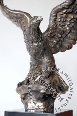 Vultur - sculptură, figurină acoperită cu bronz, realizată de un artist polonez, marca