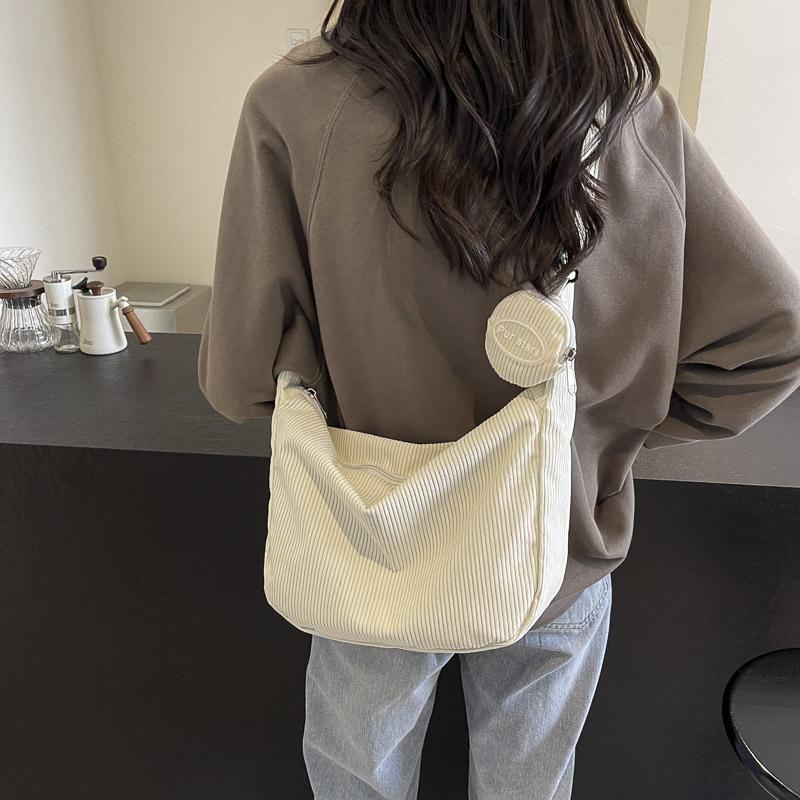 Corduroy bag women's large capacity 2025 new casual and lightweight messenger cloth bag versatile single shoulder commuter dumpling bag