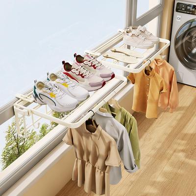 Un étendoir à linge pliable utilisable sur la rambarde du balcon ou le rebord de fenêtre. Intérieur Pratique
