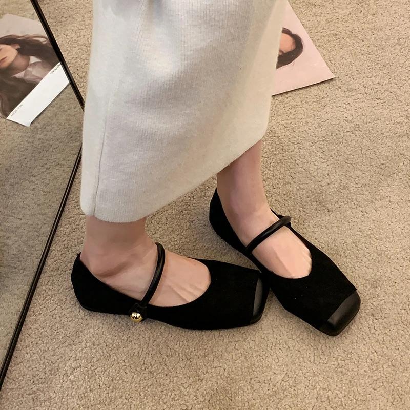 

Женские балетки из искусственной замши Мэри Джейн с французским квадратным носком и ремешком с пряжкой, повседневная удобная женская обувь, однотонные балетки 2024 35 чёрный