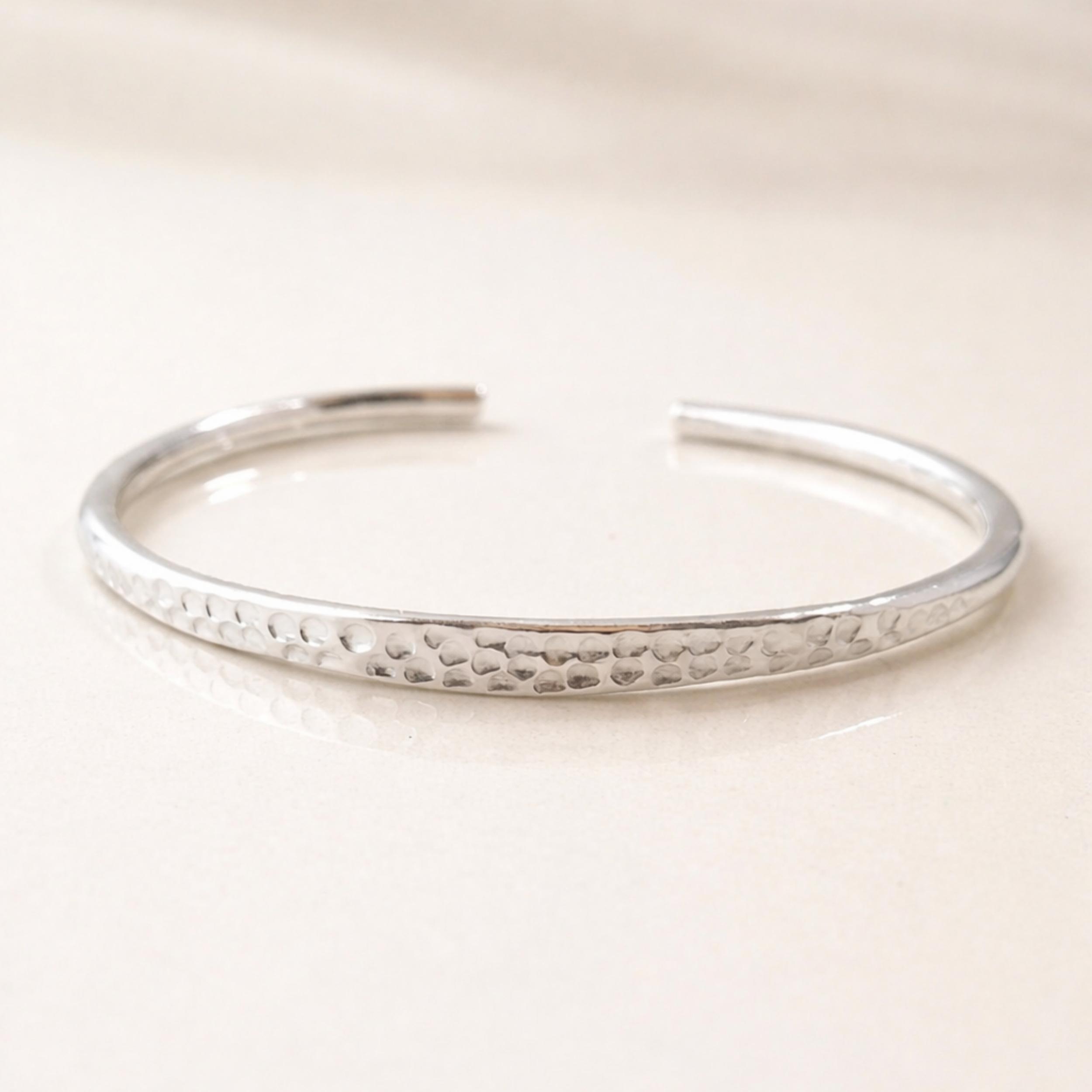 Кованый серебряный браслет-манжета 925 пробы – Минималистичный открытый браслет – Текстурированный браслет ручной работы Adjustable серебряный
