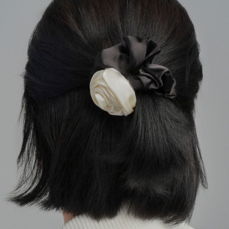 

ПОСТЛЮДИЯ АТЛАСНАЯ РОЗА СКРАНЧИ (2 ЦВЕТА) BLACK