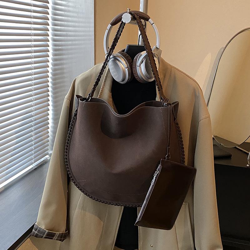 Fashion women's bag 2025 new autumn retro casual shoulder bag large capacity versatile bag commuter underarm bag