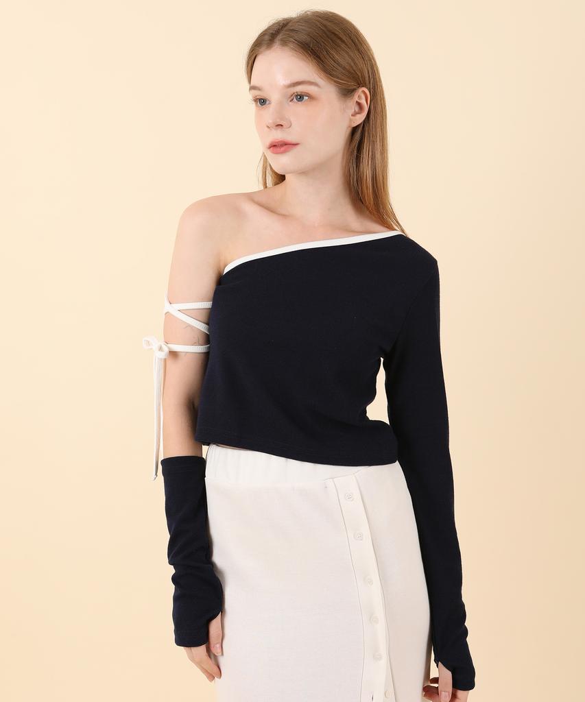 CATTLINE Strap Off-Shoulder Warmer T-Shirt (Navy)