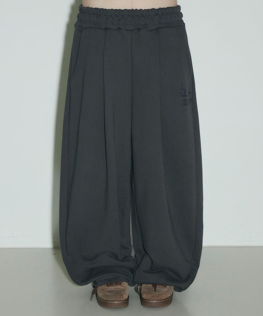 Seulliggeullou Logo Pintuck Wide Curved Sweatpants [Charcoal]