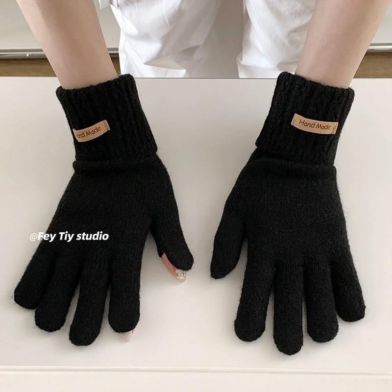 The Five Fingered Gloves for Women Keep Warm In Autumn and Winter. The Finger Touching Screen Has Holes To Protect Hands From The Cold