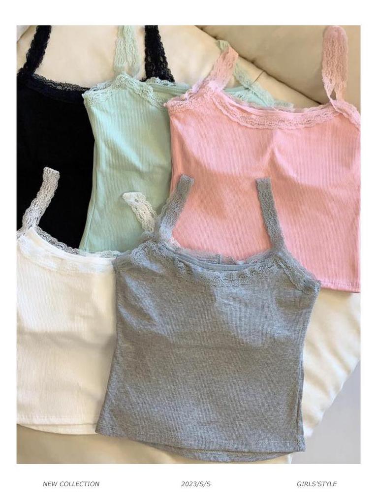 Elegancka Biała Koszulka na Ramiączkach z Koronkowym Wykończeniem, Wbudowane Miseczki Biustonosza, Piękny Tył, Kopertowy Dekolt, Bez Rękawów, Modelujący Sylwetkę, Styl Hot Girl