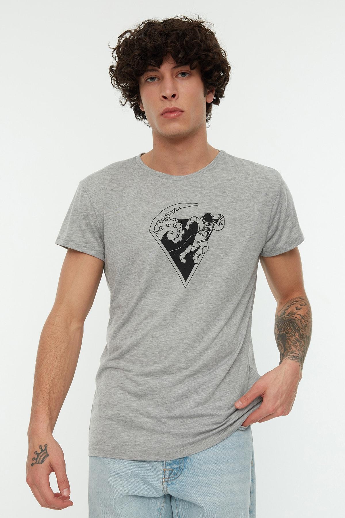 

Серая мужская футболка с короткими рукавами и воротником для велоспорта стандартного кроя с принтом TMNSS22TS0147