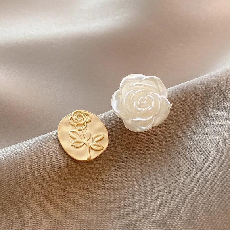 Light Luxury Exquisite Micro-inlaid Zircon Flower Earrings Elegant High-end Pearl Stud Earrings Niche Design Temperament Earrings