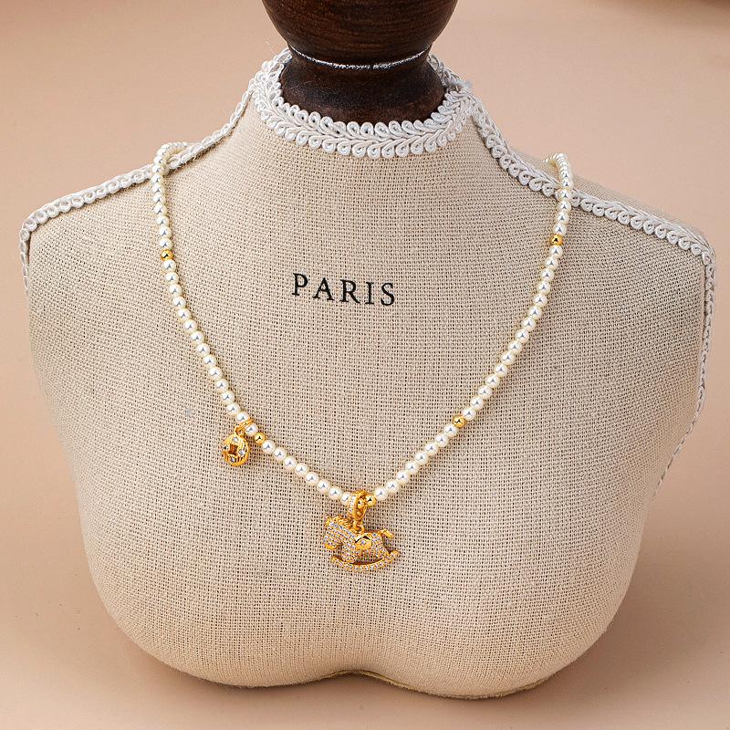 The new model will be rich soon. Pony Shijia pearl necklace light luxury fashion niche design high-end sense versatile sweater chain
