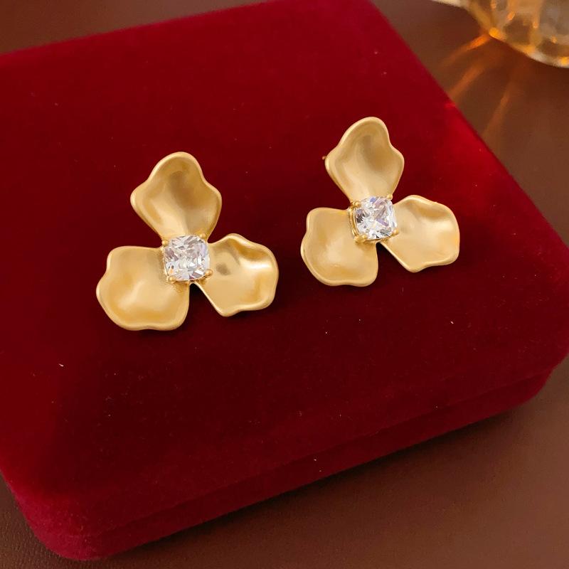 

Metal Zirconia Petal Geometric Stud Earrings Women s New Simple Elegant Design Zircon Party Accessories золотий