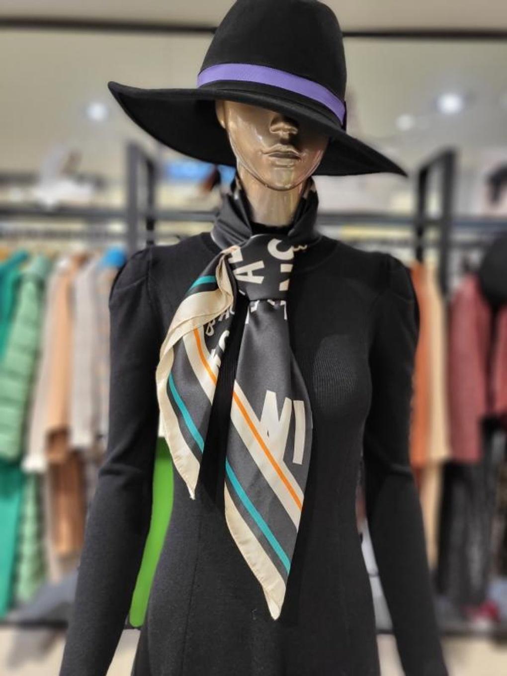 

English Print Square Scarf JCM5NSAM2410