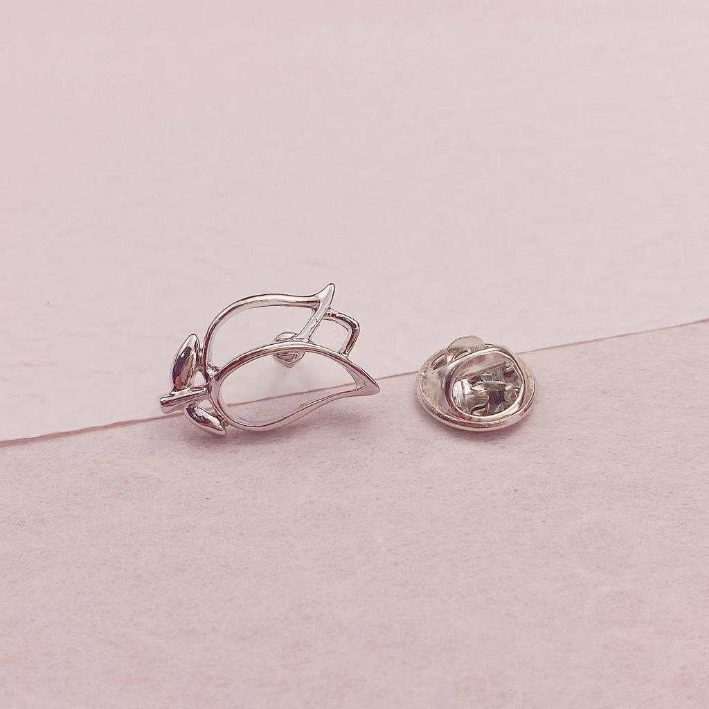 Personality Hollow Metal Brooch Anti Exposure V-neck Buckles Accessories Versatile Small Brooch Pin Coat Buttons Ornaments Gifts