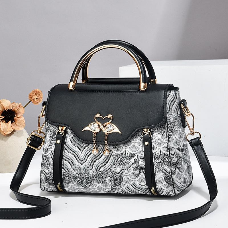 

Сумка из ПУ 2025 новая женская сумка легкая роскошная женская сумочка высококлассная сумка через плечо на одном плече маленькая квадратная сумка женская