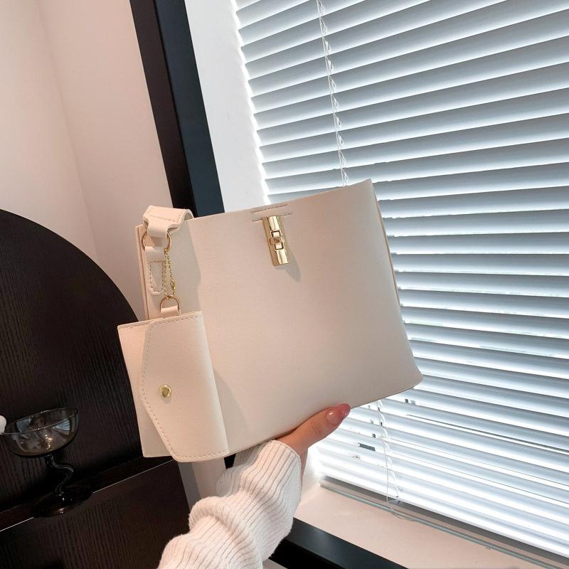 

Легкая трехсекционная сумка, модная, простая и повседневная текстура 2025 новая трендовая одноплечевая портативная сумка-мессенджер тоут