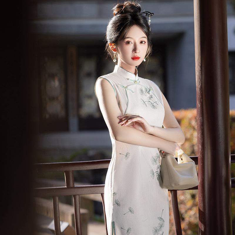 Sleeveless long embroidery compound fashion improvement young new Chinese style cheongsam 1011 spring and summer new skirt