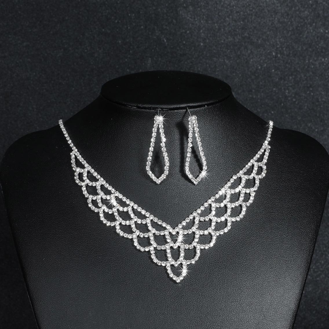 

Элегантный набор ожерелья и серег со стразами для свадеб и вечерних вечеринок