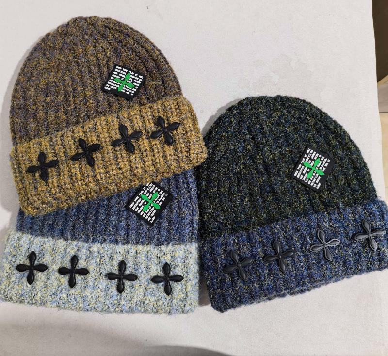 Y2K Men and Women Winter Knit Beanie Thickened Warm Black Four Leaf Decor Patch Label, Warm Mixed YarnStreetwear Cuffed Skull Ha