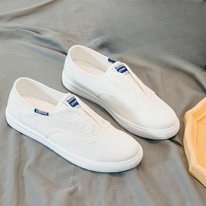 Nové plátěné boty jsou všestranné, prodyšné a snadno se nosí. Jsou ploché a dají se nosit na jedné noze.