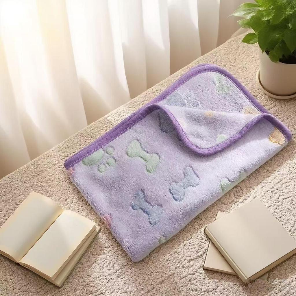 Pet Flannel Blanket: Cozy Quilt for Cats and Dogs - Autumn & Winter Style Bed Blanket and Sleeping Pad.