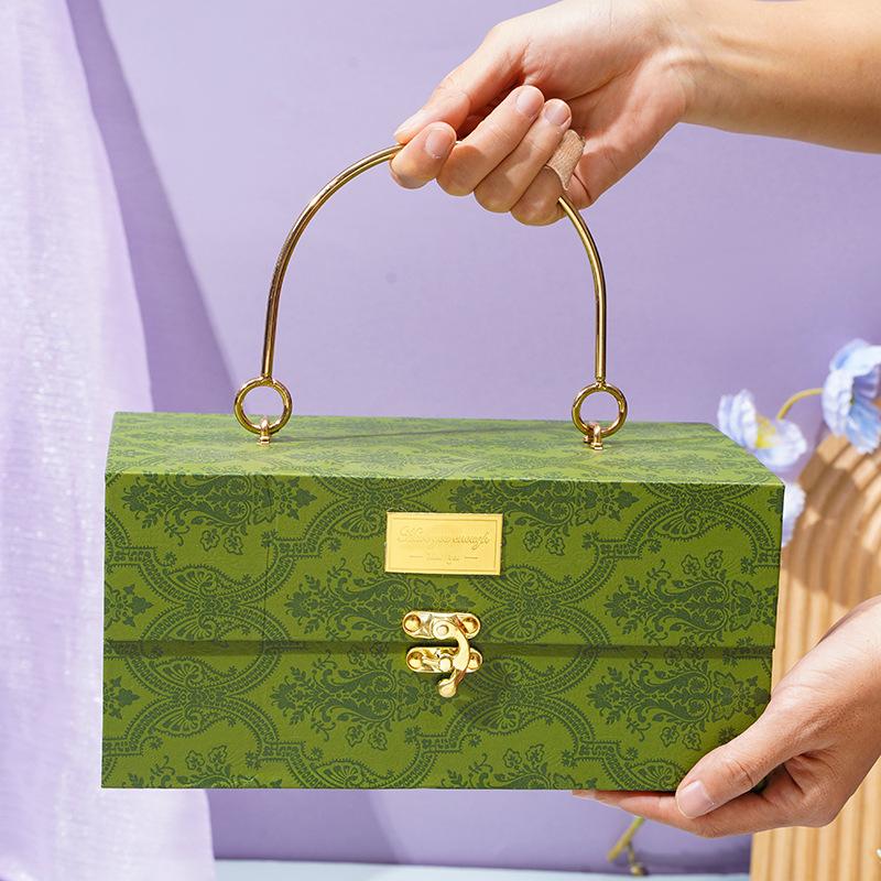 Light Luxury Retro Handheld Gift Box Metal Handle High-end Gift Packaging Boxes Wedding Companion Gift Empty Box Bridesmaids Return Gift Candy Box