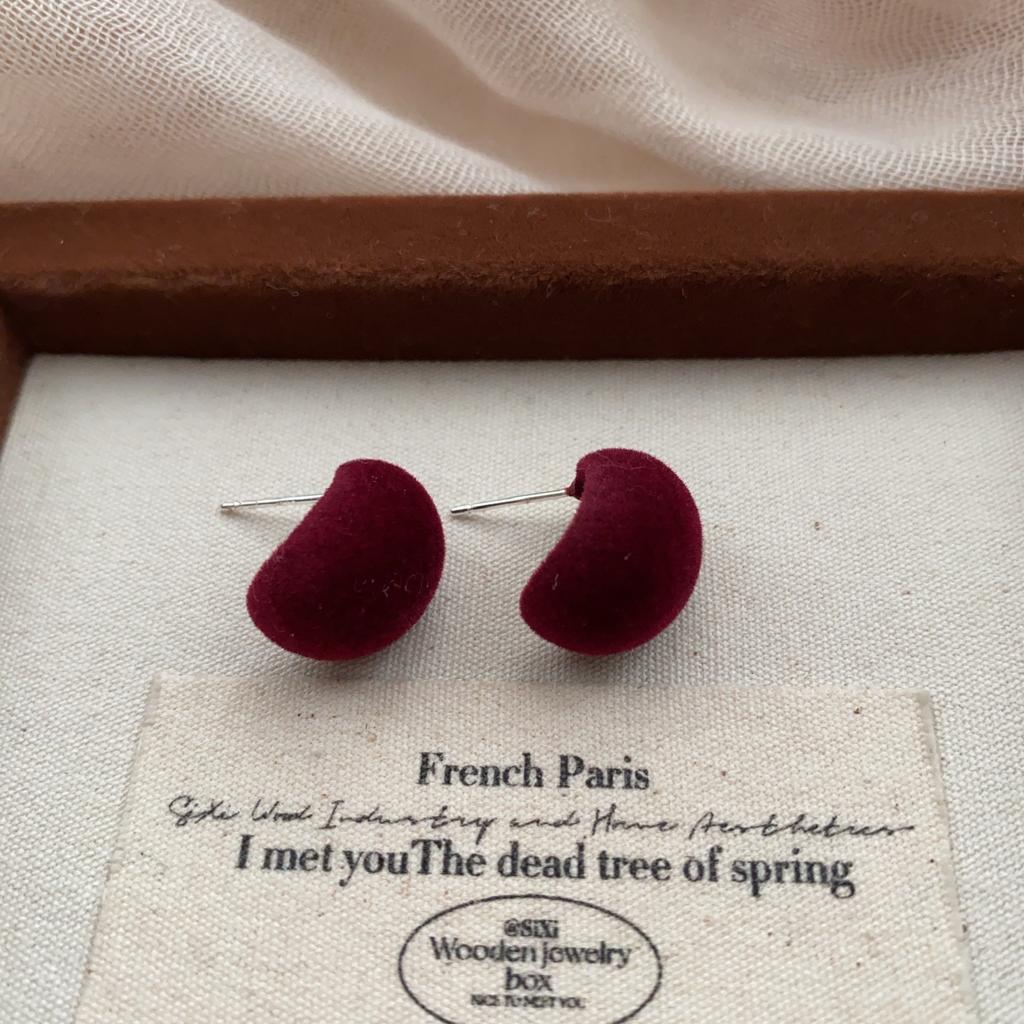 Light Luxury Red Velvet Stud Earrings Autumn And Winter Personalized Stud Earrings Temperament Advanced Warmth Elegant Retro Earrings