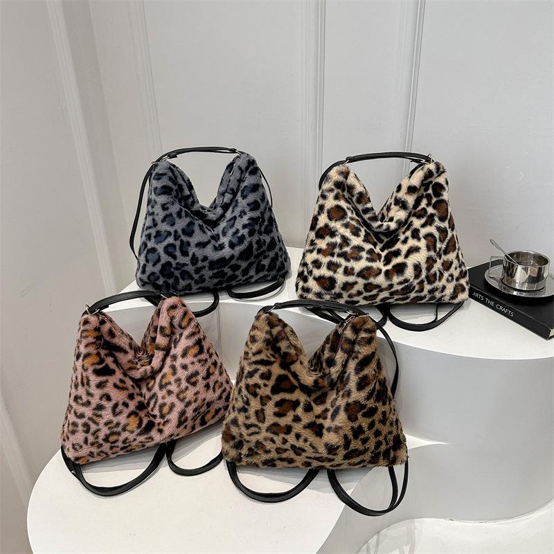 Simple large-capacity bag 2025 small fresh and fashionable leopard print plush tote bag atmospheric fluff shoulder bag women's bag