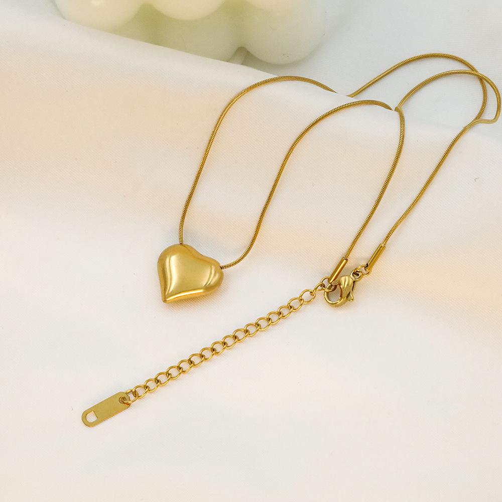 Stylish And Simple 18K Gold Peach Heart Collarbone Chain Female Niche High-End Three-Dimensional Love Pendant Titanium Steel Necklace Cool Tide