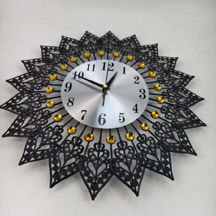 Multipurpose Quiet Movement European Wall Clock Metal Frame Geometric Heart Design Battery Operated For Home Decors Gift