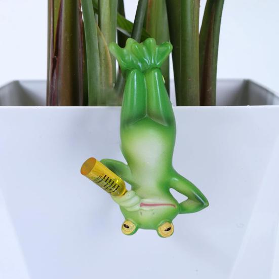 Socha Pijící žáby vzhůru nohama Invertovaná kreslená figurka žáby Pryskyřičná zvířecí socha Venkovní zahradní ozdoba na květináč