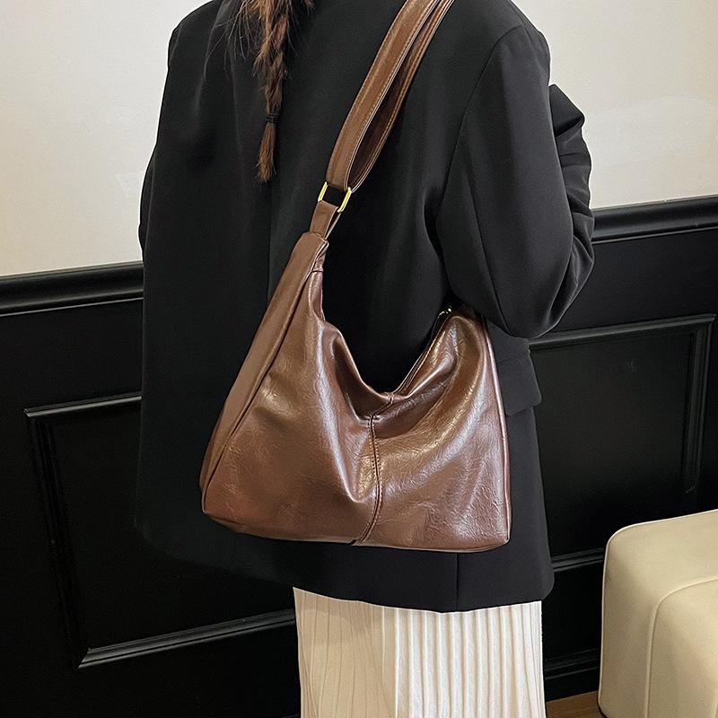 

2025 Women s Large Capacity Retro Leather Shoulder & Crossbody Bag - Casual & Versatile Mummy Bag Standard 3195
