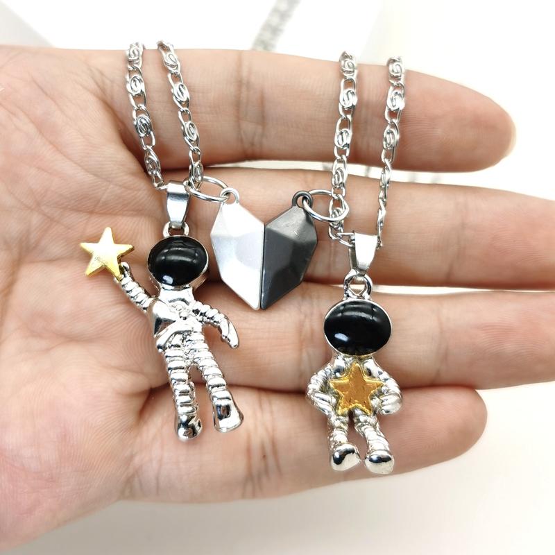 2PCS/set Fashion Astronaut Couple Necklace A Pair of Magnetic Astronaut Pendant Collarbone Chain Valentine Day Gift Jewelry