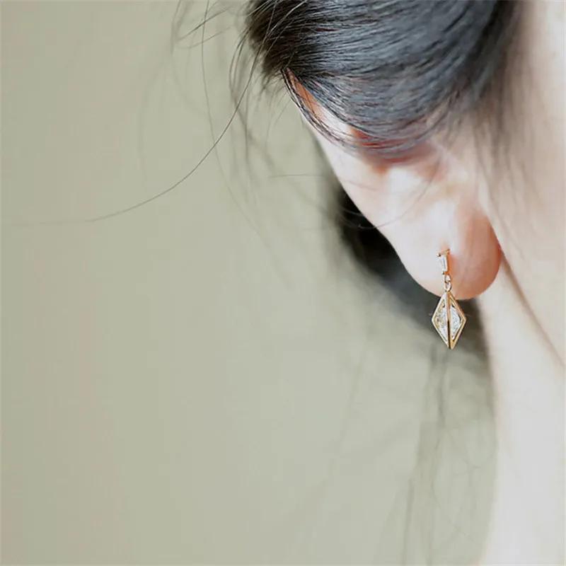 Brincos Pendentes Exquisitos Huitan com Zircônia Cúbica Redonda para Mulheres Moda Moderna Geométricos Pendentes Cor Dourada Joias