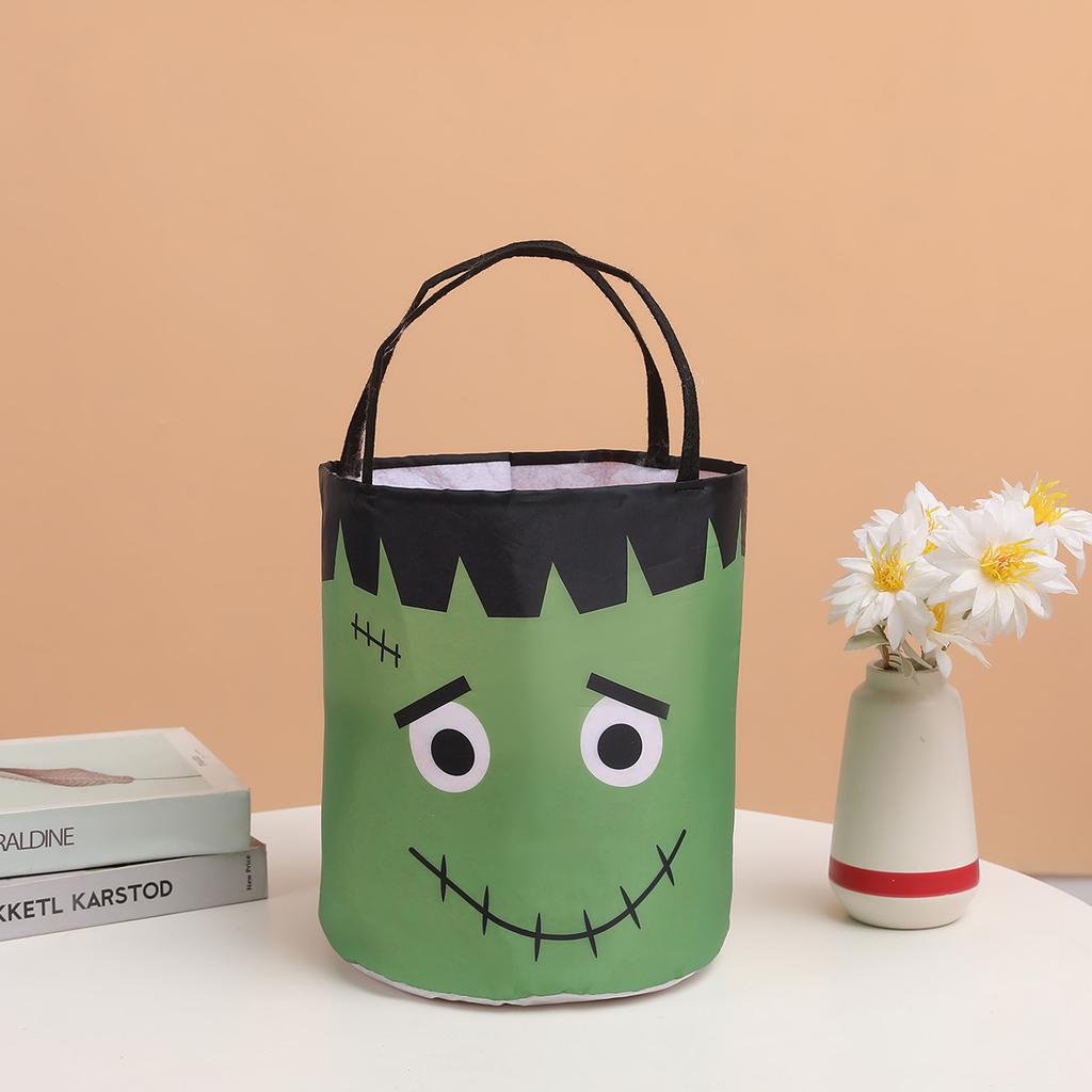 New illuminated Halloween candy bucket, three-dimensional handheld pumpkin bucket, witch and vampire-themed festive atmosphere