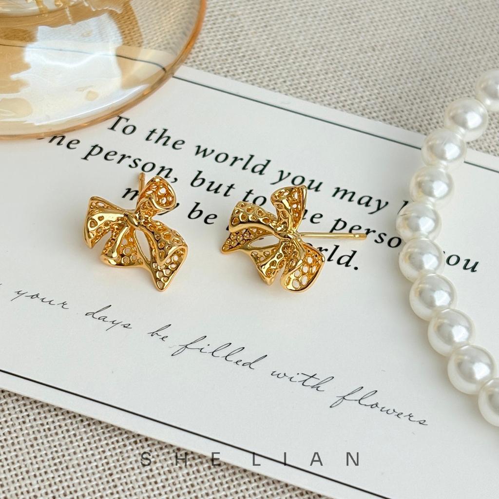Exquisite and small hollow bow earrings, niche design sense, fashion stud earrings, sweet and advanced sense, sweet and cool earrings, women