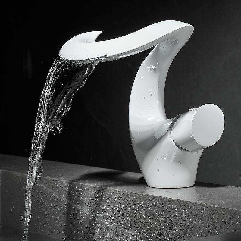 Luxuriöser Kupfer-Wasserfallhahn für das Badezimmer einer Villa – Heiß- und Kaltfunktion, kreatives Design für das Handwaschbecken