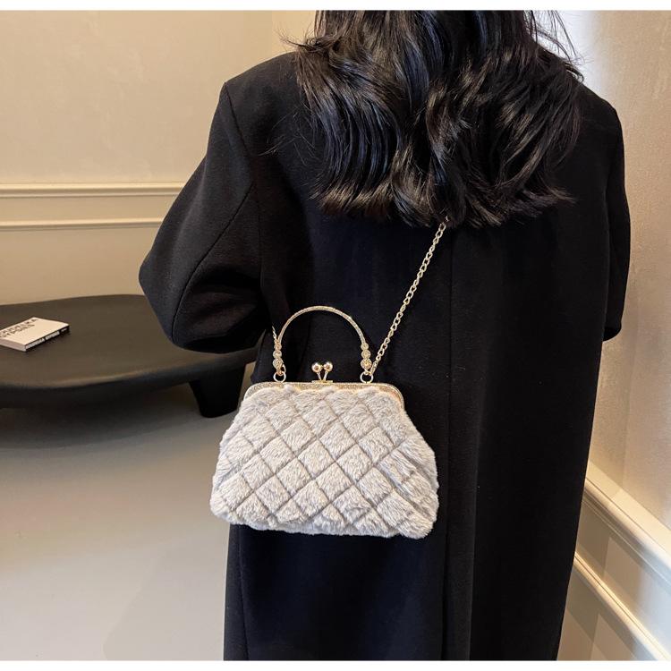 Rhombus Kette kleine Tasche Damen 2024 neue Herbst und Winter Plüschtasche vielseitige Clip Shell Tasche Handtasche Haartasche