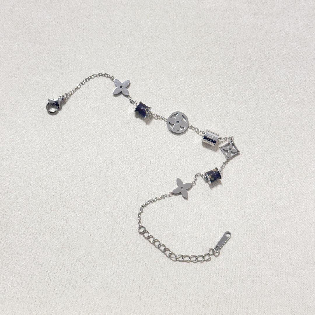 

Высококачественная титановая сталь, премиальное ощущение, тонкий дизайн, не выцветающий браслет с четырехлистным клевером, уникальный дизайн, модные и универсальные украшения