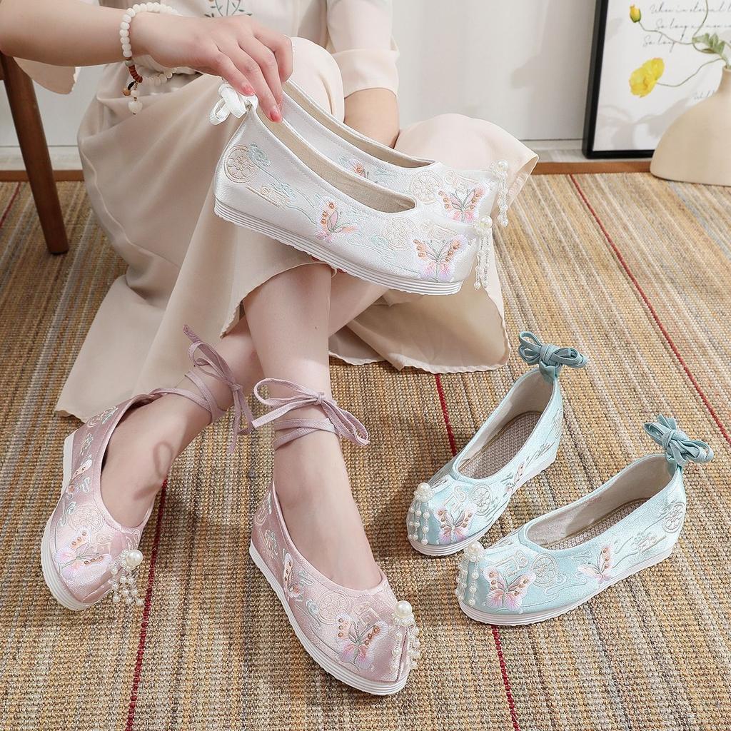 Spring and Summer New Antique Hanfu Shoes with Heightening Inside, Upturned Head Shoes, Embroidered Women's Shoes, Pearl Ancient Clothing Shoes