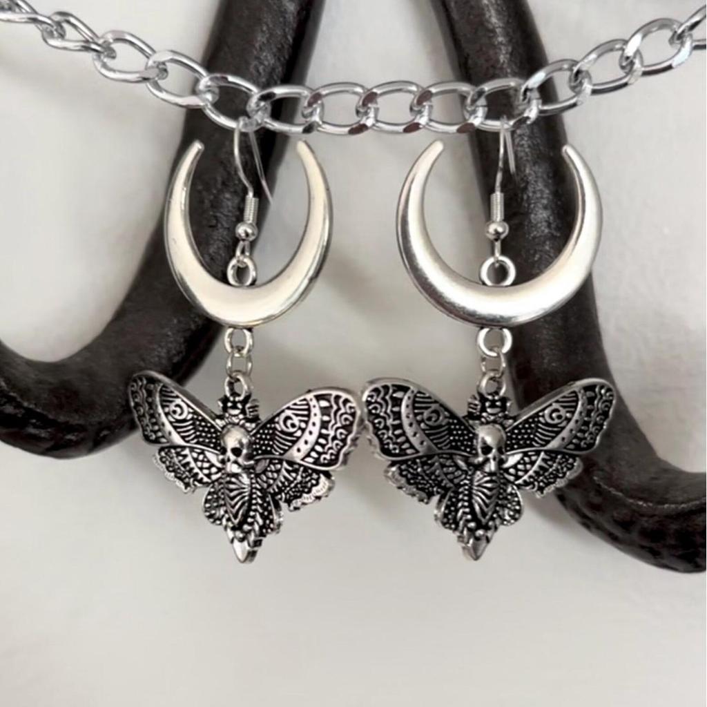 Exquisite Gothic Sliver Color Crescent Moon Skeleton Death Moth Insect Pendant Dangle Earrings for Women Halloween Witch Jewelry