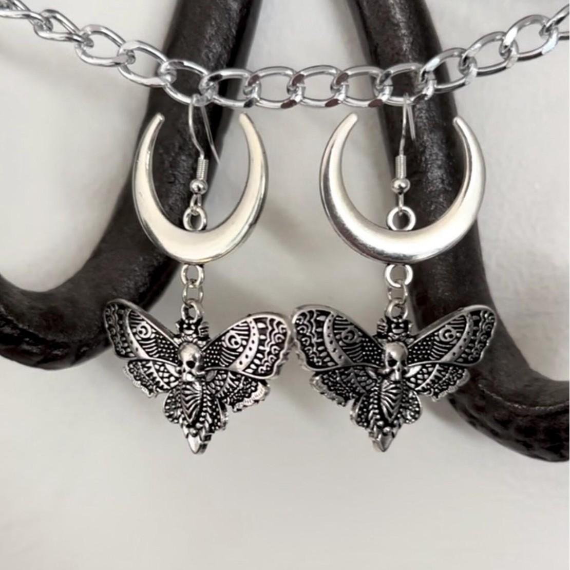 

Exquisite Gothic Sliver Color Crescent Moon Skeleton Death Moth Insect Pendant Dangle Earrings for Women Halloween Witch Jewelry