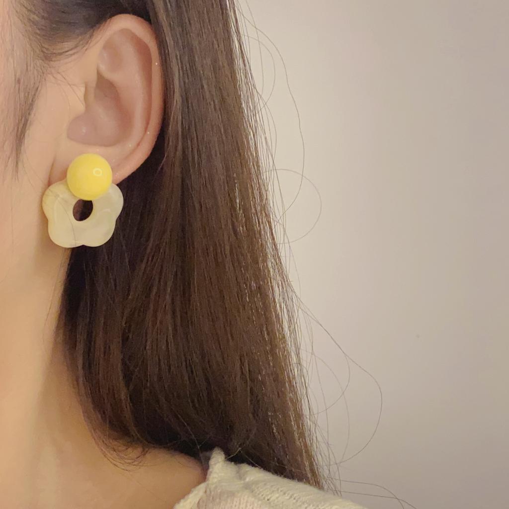 Super fairy contrasting color resin flower earrings women's personality simple and versatile temperament fashion stud earrings cute style