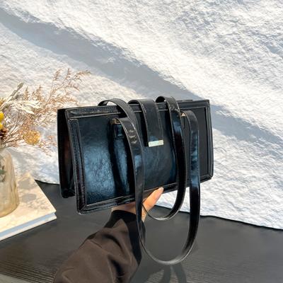 Large Capacity Bag Women's Autumn and Winter Retro 2025 New Niche Design Shoulder Handbag Oilskin Bag