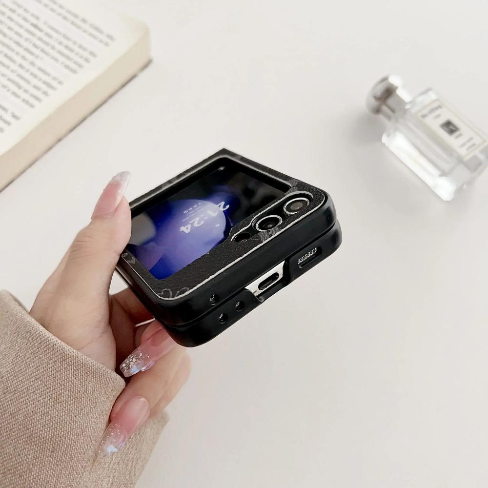 Capa de Celular de Luxo Business Sle Padrão Retrô V Duplo para Samsung Galaxy Z Flip 7 6 5 4 3 Bla Pulseira de Corrente Mulheres Capa Protetora