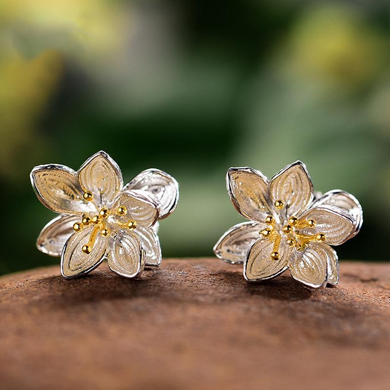 

2026 New Flower Double Color Lily Earrings, Rural Style, Daily Vacation Earrings, Fashionable Design, Personalized Zircon