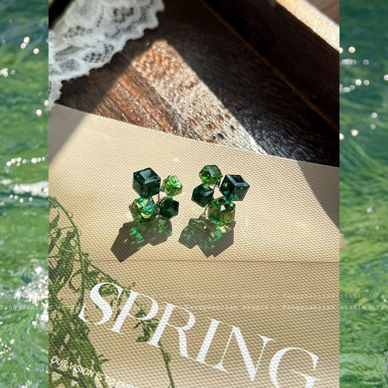 

Рассеянный мир Изысканные зеленые серьги-кисточки в виде капли воды Женские Элегантные белые серьги Длинные красивые серьги Spring Mountain Green(925 silver needle)