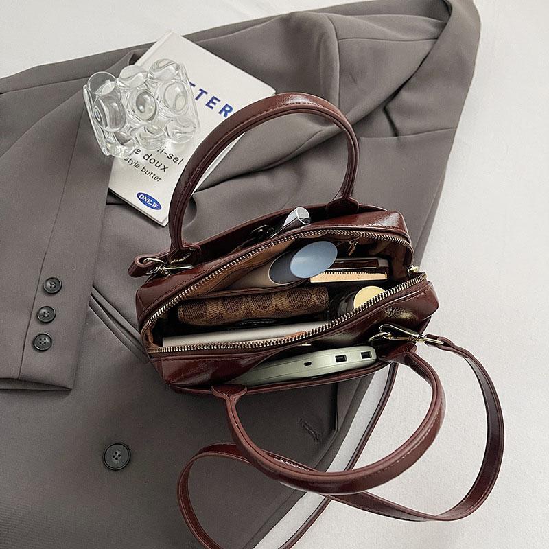 Women's Red Handbags Retro Simple Commuter Small Square Bag New Fashionable Versatile Solid Color Shoulder Crossbody Bags