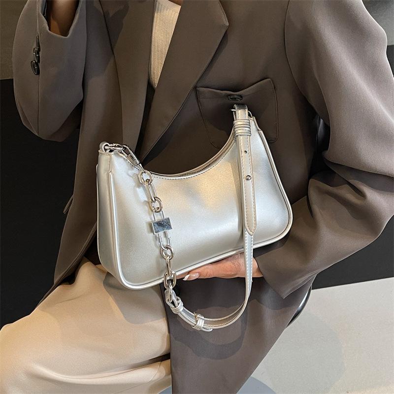 Spring and summer new commuter bag fashion shoulder dumpling bag handbag texture chain underarm bag female tide